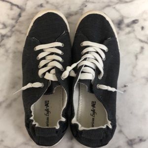 American Eagle converse style shoes